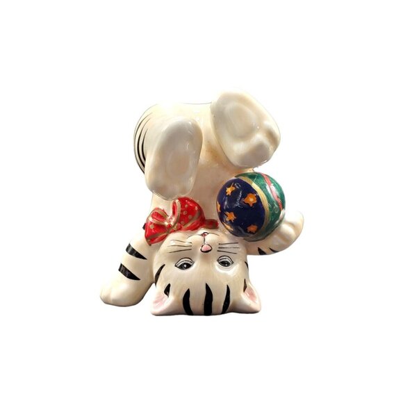 Trio Of Playful Kittens Playing with Circus Balls Porcelain Figurines - Picture 5 of 16